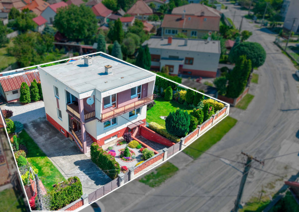 Krásny dvojgeneračný dom s upravenou záhradou – ideálne miesto pre rodinu v Jelke