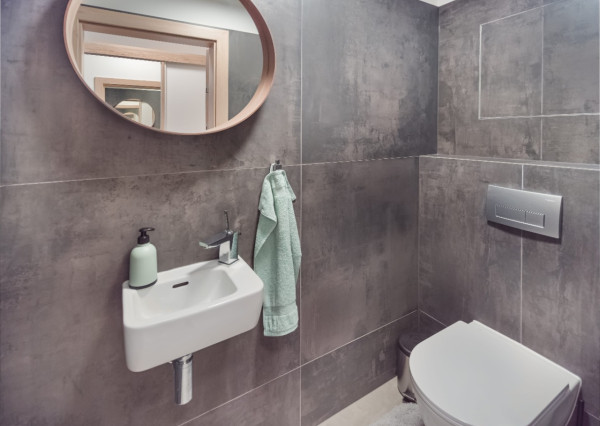 Ponúkame na PREDAJ priestranný a klimatizovaný 3-izbový byt v žiadanom projekte Slnečnice - Viladomy, situovanom v tichej časti Petržalky, ulica Fialová.