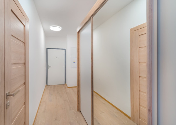 Ponúkame na PREDAJ priestranný a klimatizovaný 3-izbový byt v žiadanom projekte Slnečnice - Viladomy, situovanom v tichej časti Petržalky, ulica Fialová.