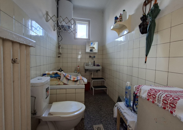 PREDAJ: Priestranný dom s letnou kuchyňou a veľkým pozemkom – Jelka, ul. Školská