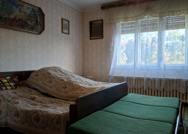 PREDAJ: Priestranný dom s letnou kuchyňou a veľkým pozemkom – Jelka, ul. Školská