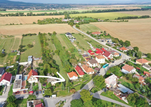 Priestranný stavebný pozemok 2201 m² – ideálny na dom aj veľkú záhradu