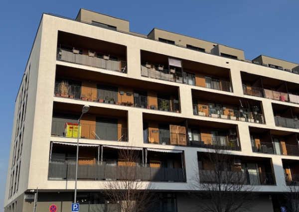 Priestranný 4-izbový byt s veľkou terasou, klimatizáciou a 2 parkovacími miestami – Slnečnice, Petržalka