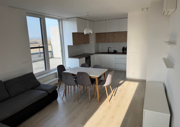 Priestranný 4-izbový byt s veľkou terasou, klimatizáciou a 2 parkovacími miestami – Slnečnice, Petržalka