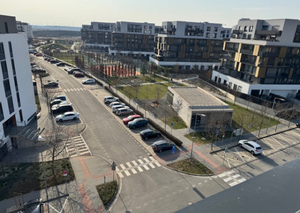 Priestranný 4-izbový byt s veľkou terasou, klimatizáciou a 2 parkovacími miestami – Slnečnice, Petržalka