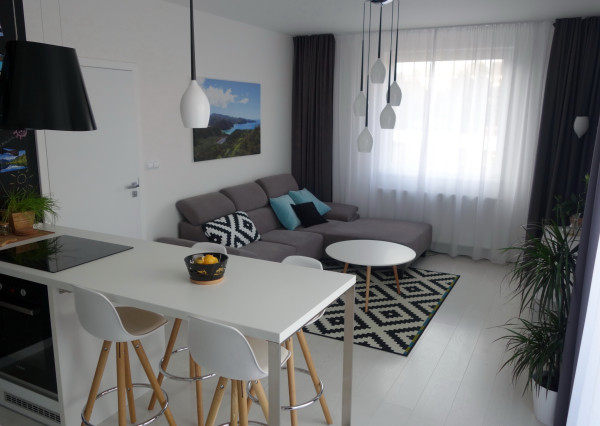 Krásne zariadený 2-izbový byt s klimatizáciou, parkovaním a výhladom na Kamzík.