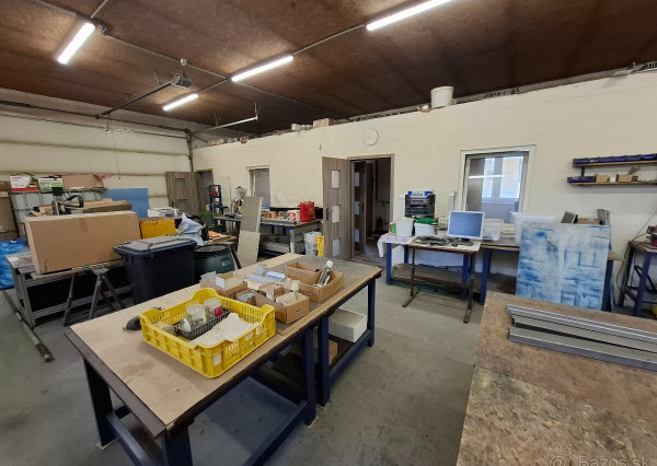 Predaj: Priestranný objekt pre podnikanie aj bývanie – dielňa 295 m², pozemok 2 741 m² (Veľké Úľany – Hájmáš)