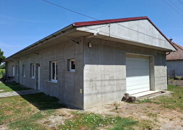 Predaj: Priestranný objekt pre podnikanie aj bývanie – dielňa 295 m², pozemok 2 741 m² (Veľké Úľany – Hájmáš)