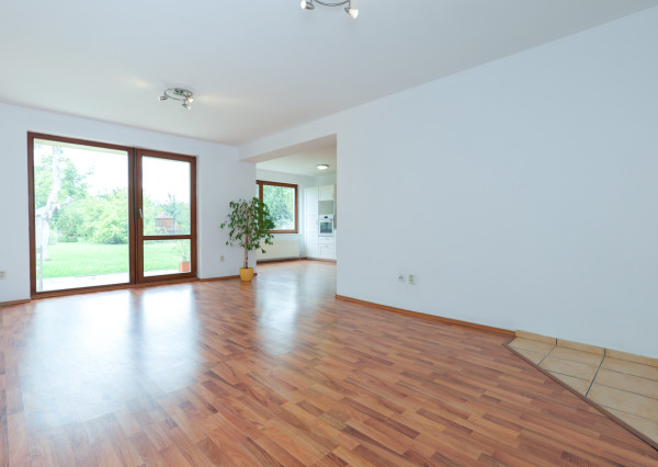 4izb. Rodinný dom s veľkorysým pozemkom 1 081 m², garážou a záhradou – Janovce pri Galante