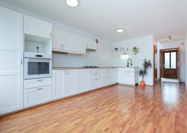 4izb. Rodinný dom s veľkorysým pozemkom 1 081 m², garážou a záhradou – Janovce pri Galante
