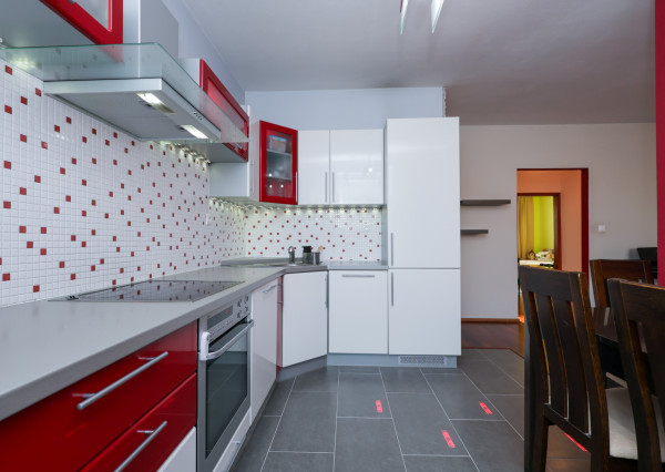 3-izbový byt 85 m² s balkónom, klimatizáciou, pivnicou a vlastným parkovacím miestom – Pezinská, Senec